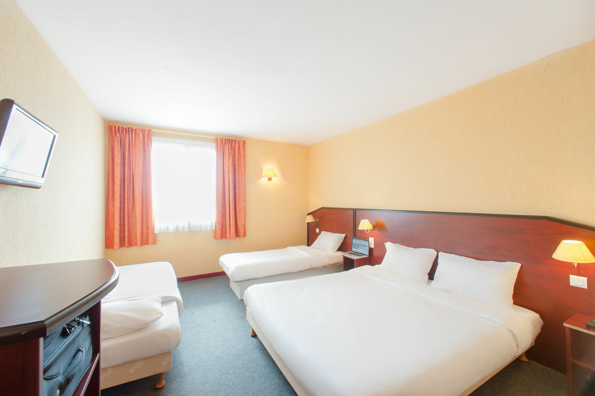 B&B HOTEL Orange - Échangeur A7 A9 Esterno foto