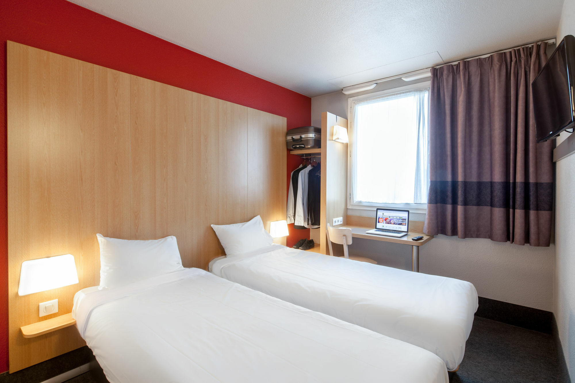 B&B HOTEL Orange - Échangeur A7 A9 Esterno foto