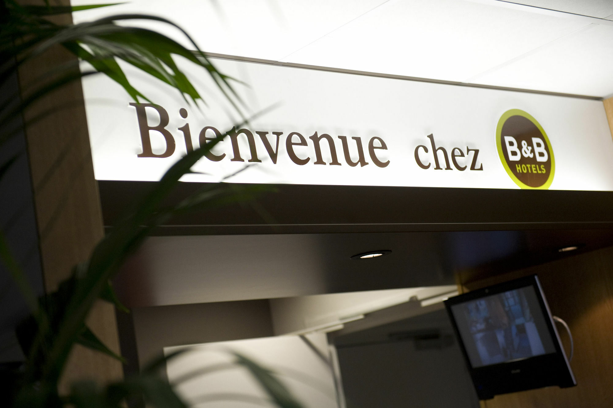 B&B HOTEL Orange - Échangeur A7 A9 Esterno foto