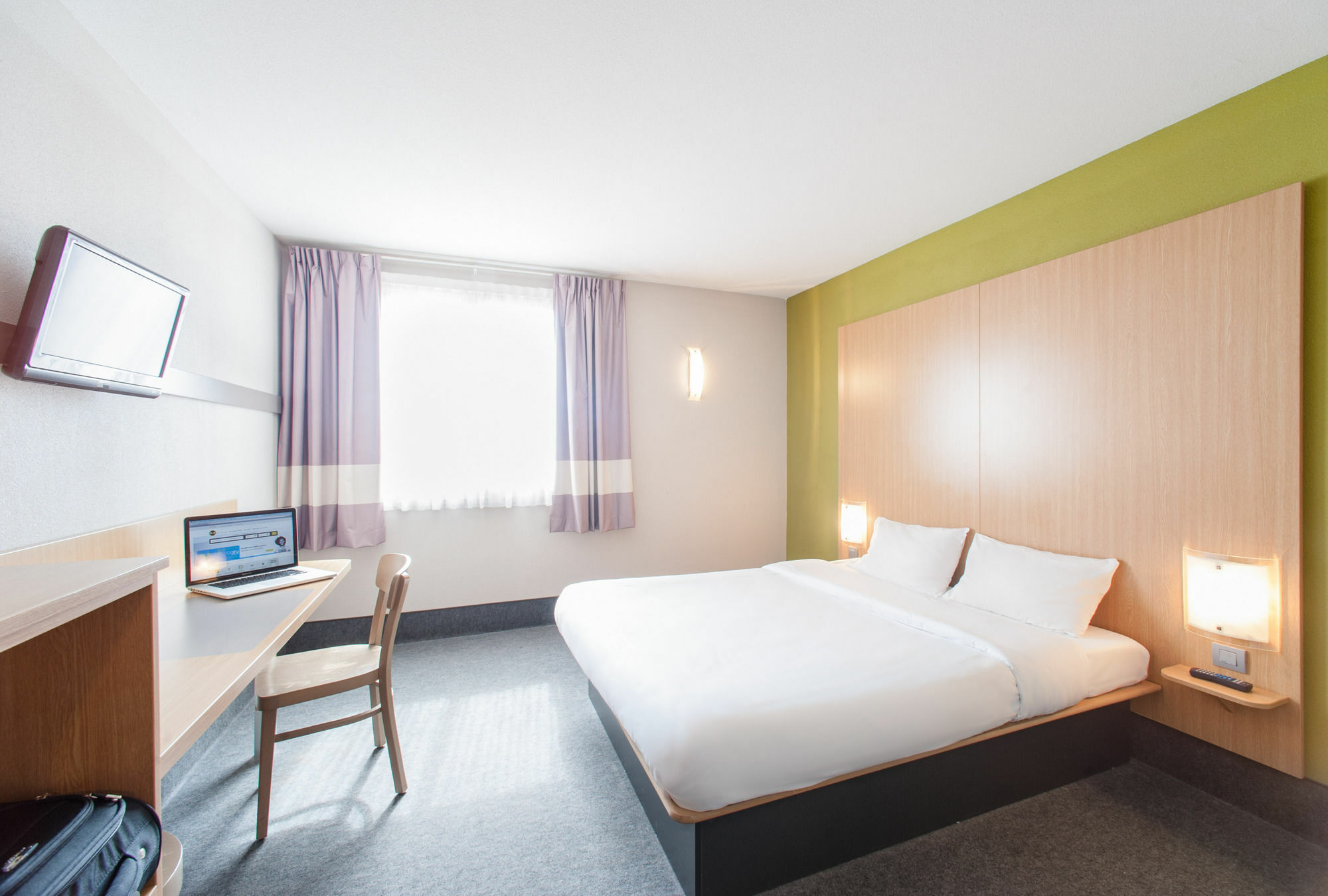 B&B HOTEL Orange - Échangeur A7 A9 Esterno foto